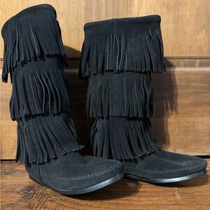 NWOT black 3 layer fringe leather Womens Minnetonka boots size 5